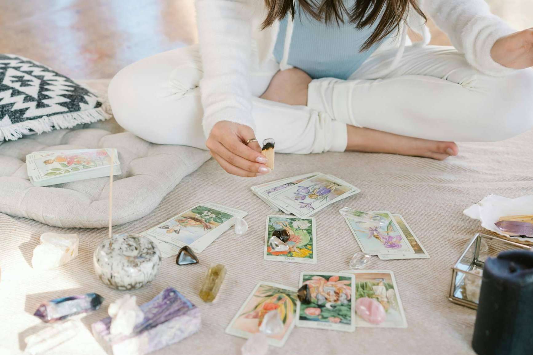 Tarotistas y videntes destacados por opiniones reales en Tarot Orula con más de 25 años de experiencia